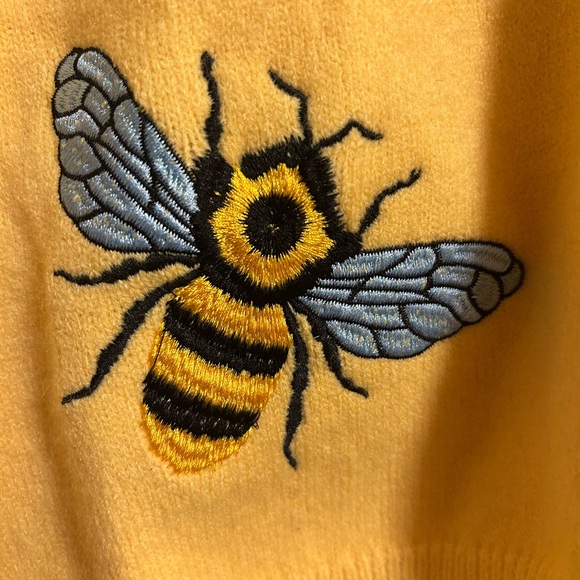 NWOT ADORABLE BEE SWEATER XL
The label says XXL but it looks more like a XL - Picture 3 of 5